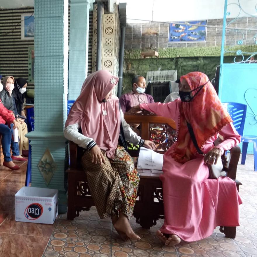 Pelaksanaan Vaksinasi Covid-19 di Rumah Bapak Kepala Desa Kapas